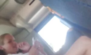 Un uomo che urla davanti vecchie sex alla sua affascinante ragazza.