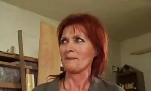 Bene fanculo in camera da letto con vecchie tettone italiane ragazzo