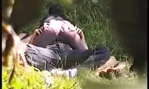 Questa porno nonne casalinghe brava ragazza sta cercando di mettere il culo in un dispositivo potente.