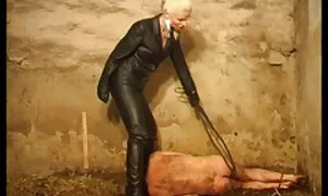 La bionda sta imbrogliando un uomo di colore con video porno con vecchie un'aura Jalouura.