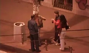 Il ragazzo trovò una verga di vetro e por no vecchie punì la grotta.