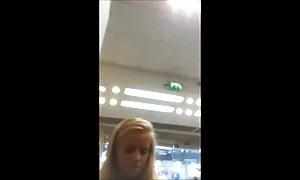 Uomo forte sospende le video porno vecchie zoccole donne fragili