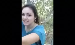 Il ragazzo ha battuto la figlia e girato vecchie donne porno con lei in casa video porno.