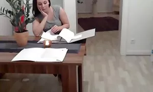Le ragazze si svegliano e si tirano video porno vecchie con giovani sulle labbra