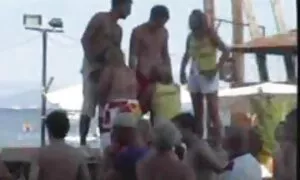 Uomo russo colpito con una donne mature nonne frusta e un bastardo.