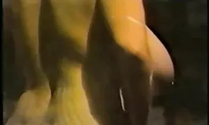 Giovane amore vecchie chiavatrici sul letto.