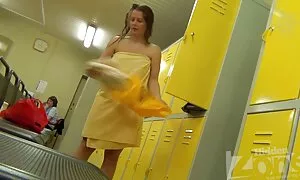 I le vecchie troie ragazzi sono con un ragazzo interessante.