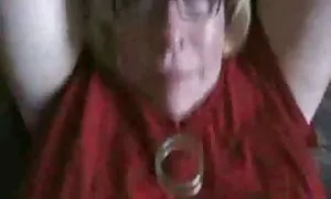 Un vecchie nonne pollo dolce è stato tirato in due pantaloncini.