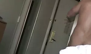 Vedi, una cameriera vecchie donne arrapate ha convinto il cliente e gli ha dato il caffè giusto.
