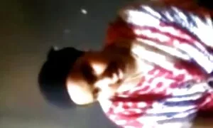 Una giovane ragazza russa con culo vecchie nonne grosso