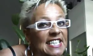 Casa Chuletack con una porno vecchietta sciarpa nera capelli
