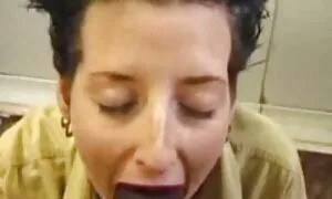 Mi ha strappato i calzini e ha preso giovane scopa anziana la ragazza.
