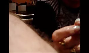 Cammina sulle membra di una donna russa e video hard vecchie signore le mette in bocca.