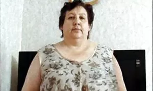 La video porno nonne gratis bionda mangia un bel capezzolo e mangia un taglio.